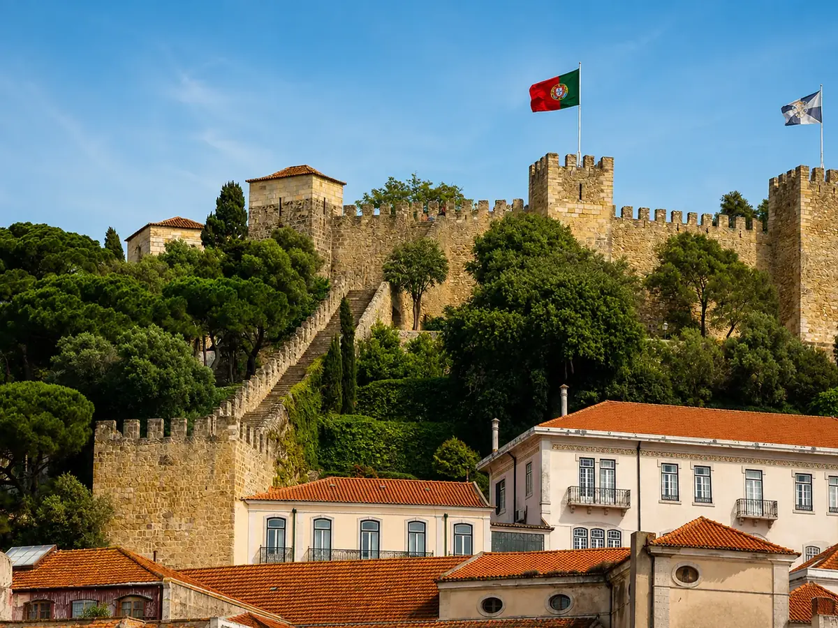 Murallas y torres del Castelo de São Jorge sobre Lisboa