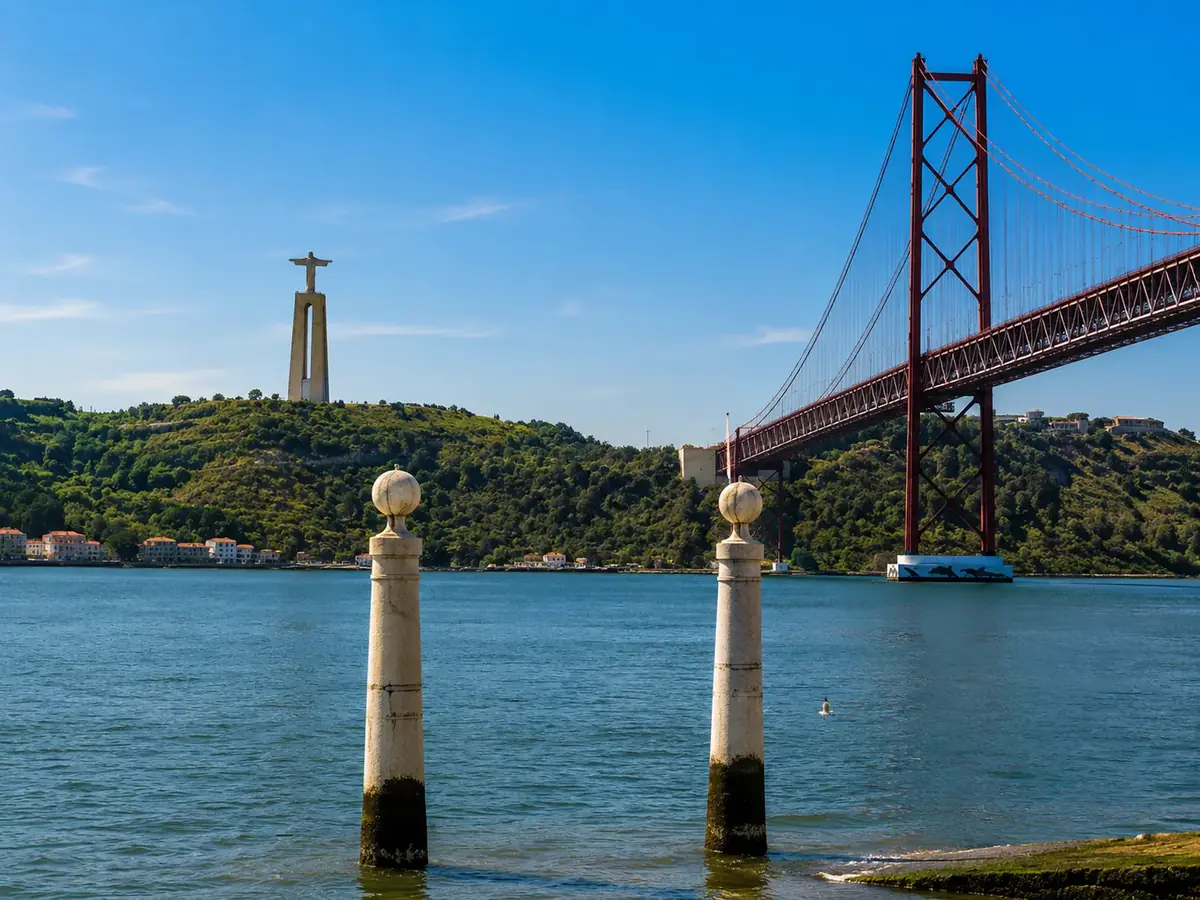 Cristo Rei y el puente 25 de Abril sobre el Tajo
