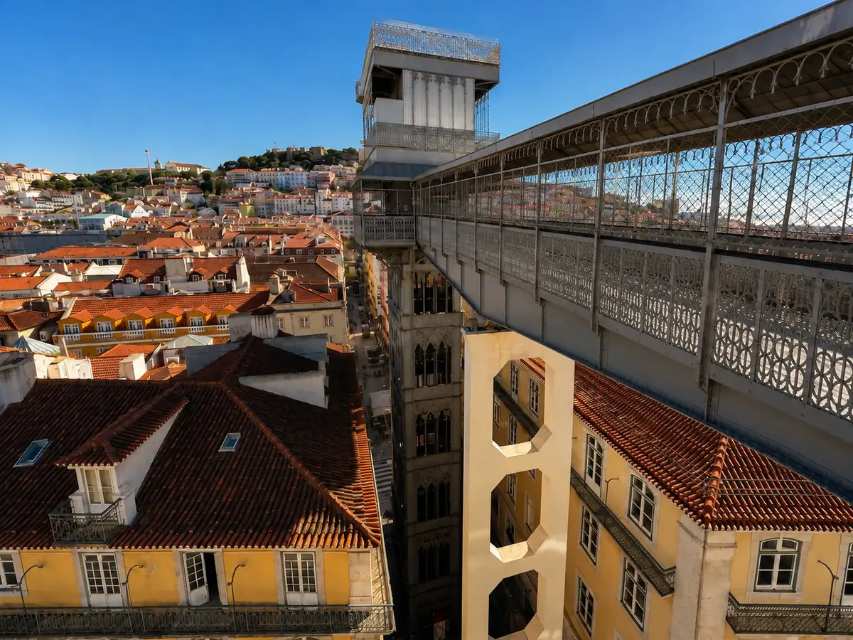 Elevador de Santa Justa y tejados de la Baixa de Lisboa