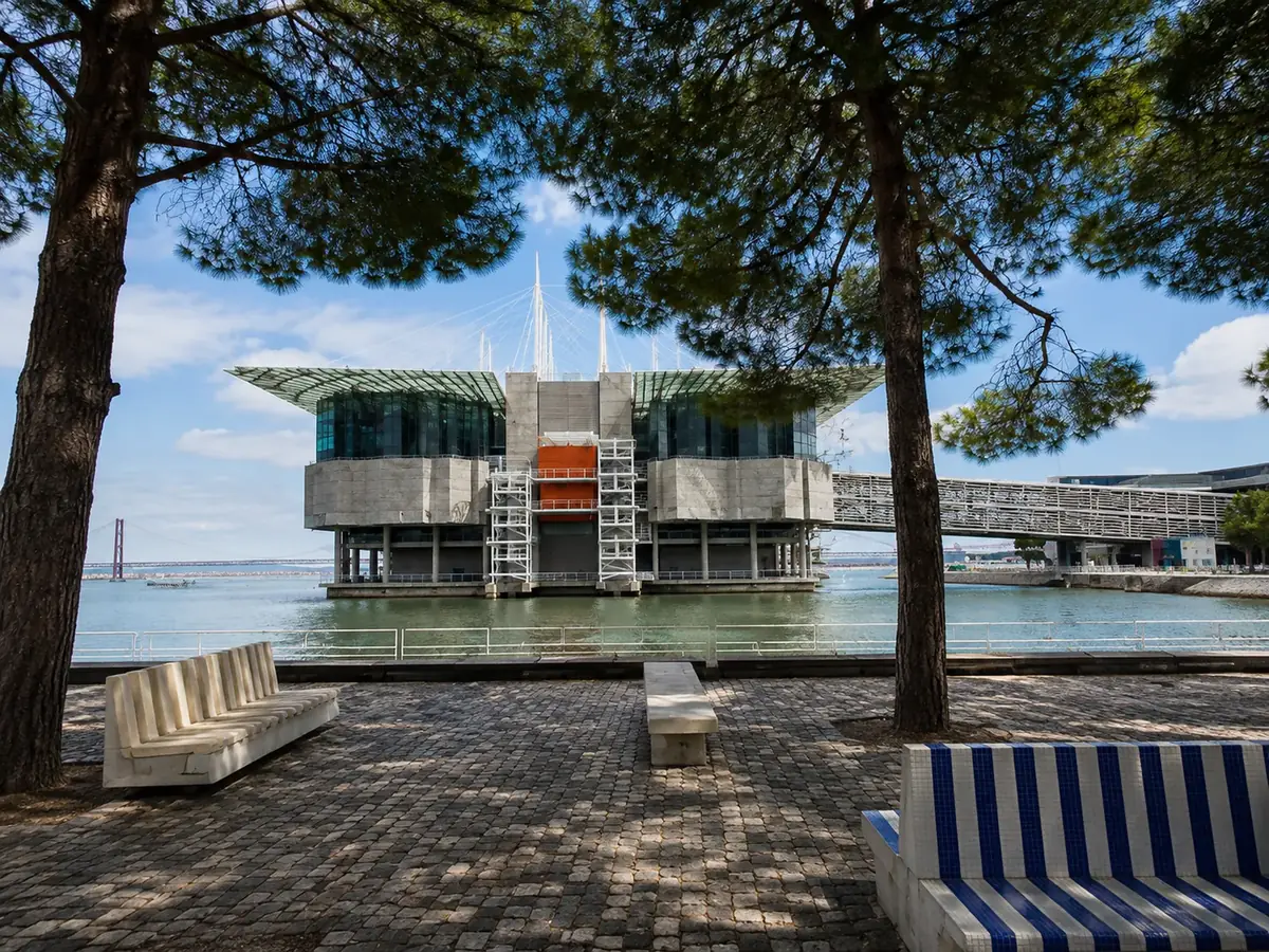 Exterior del Oceanário de Lisboa visto desde el paseo del Parque das Nações