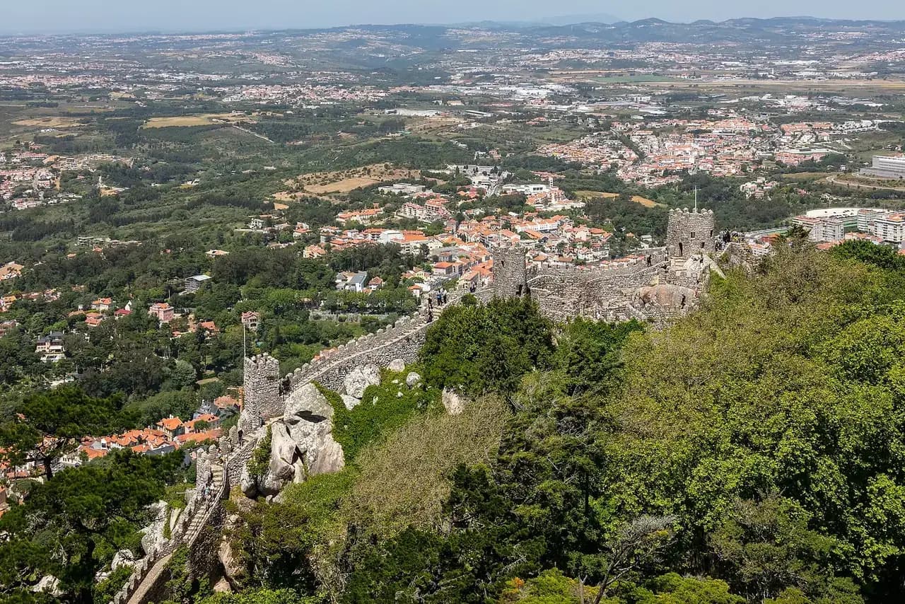 La muralla del Castelo dos Mouros recorriendo la cresta de la sierra, con Sintra y la llanura detrás