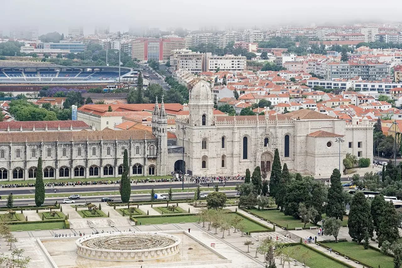 El Monasterio de los Jerónimos y la plaza del Imperio vistos desde lo alto del Padrão dos Descobrimentos