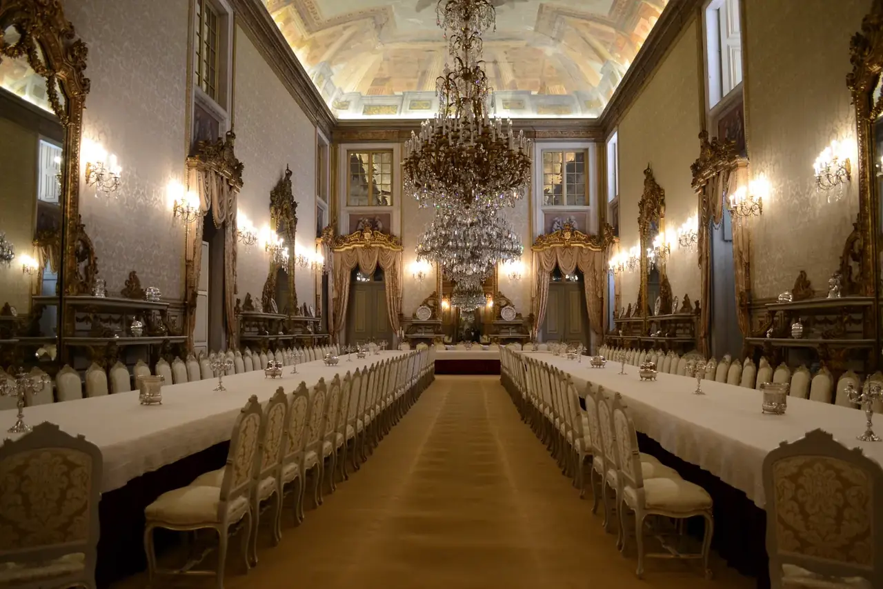El comedor de gala del Palacio da Ajuda, con la mesa larga puesta y las lámparas de araña