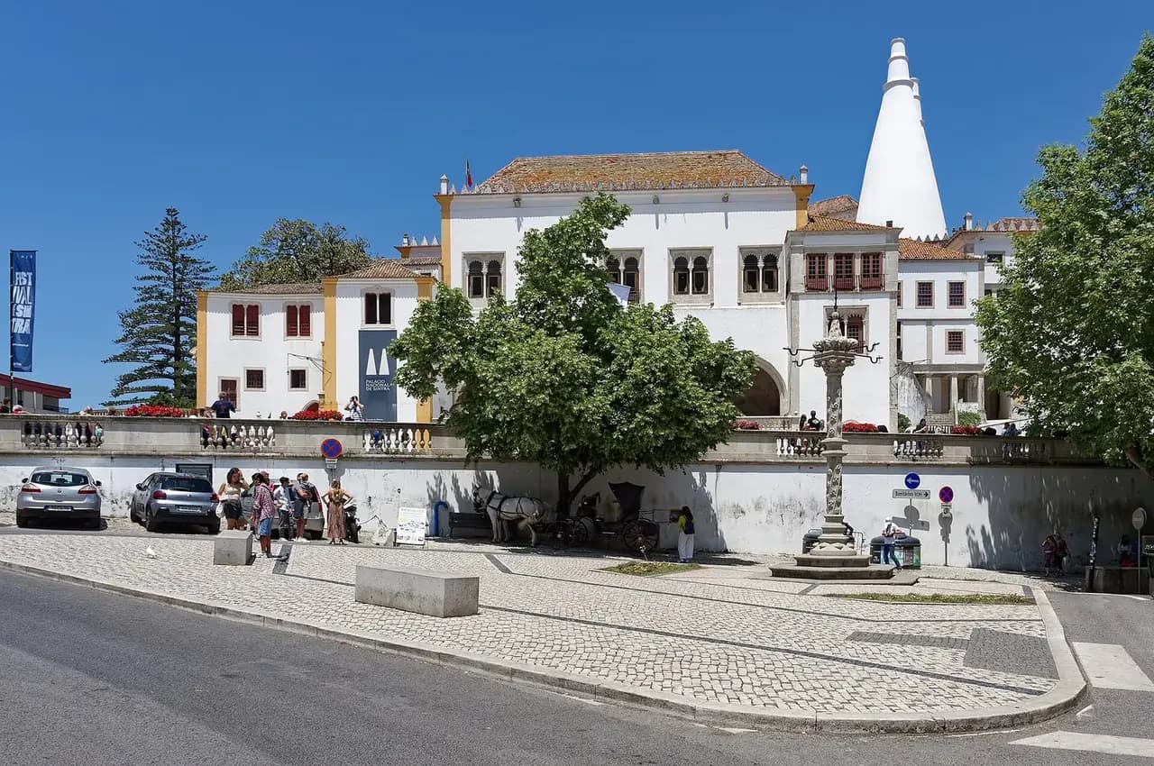 Fachada blanca del Palacio Nacional de Sintra con sus dos grandes chimeneas cónicas