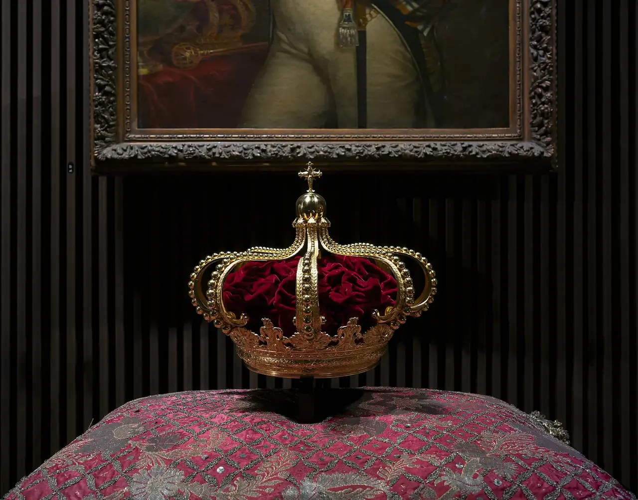 Corona real portuguesa de 1817 expuesta sobre un cojín en el Museo del Tesoro Real