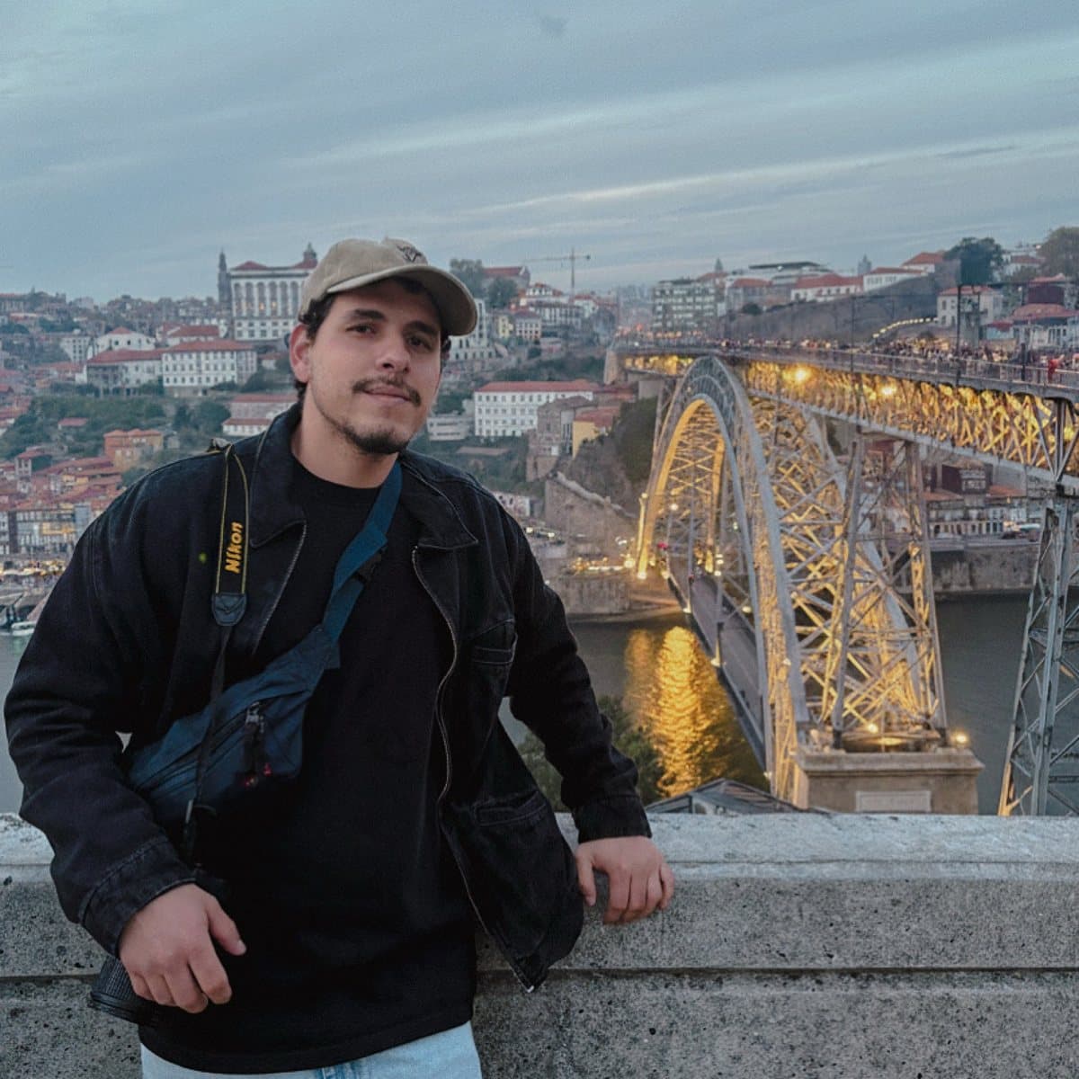 José Tabares en Oporto durante un viaje por Portugal