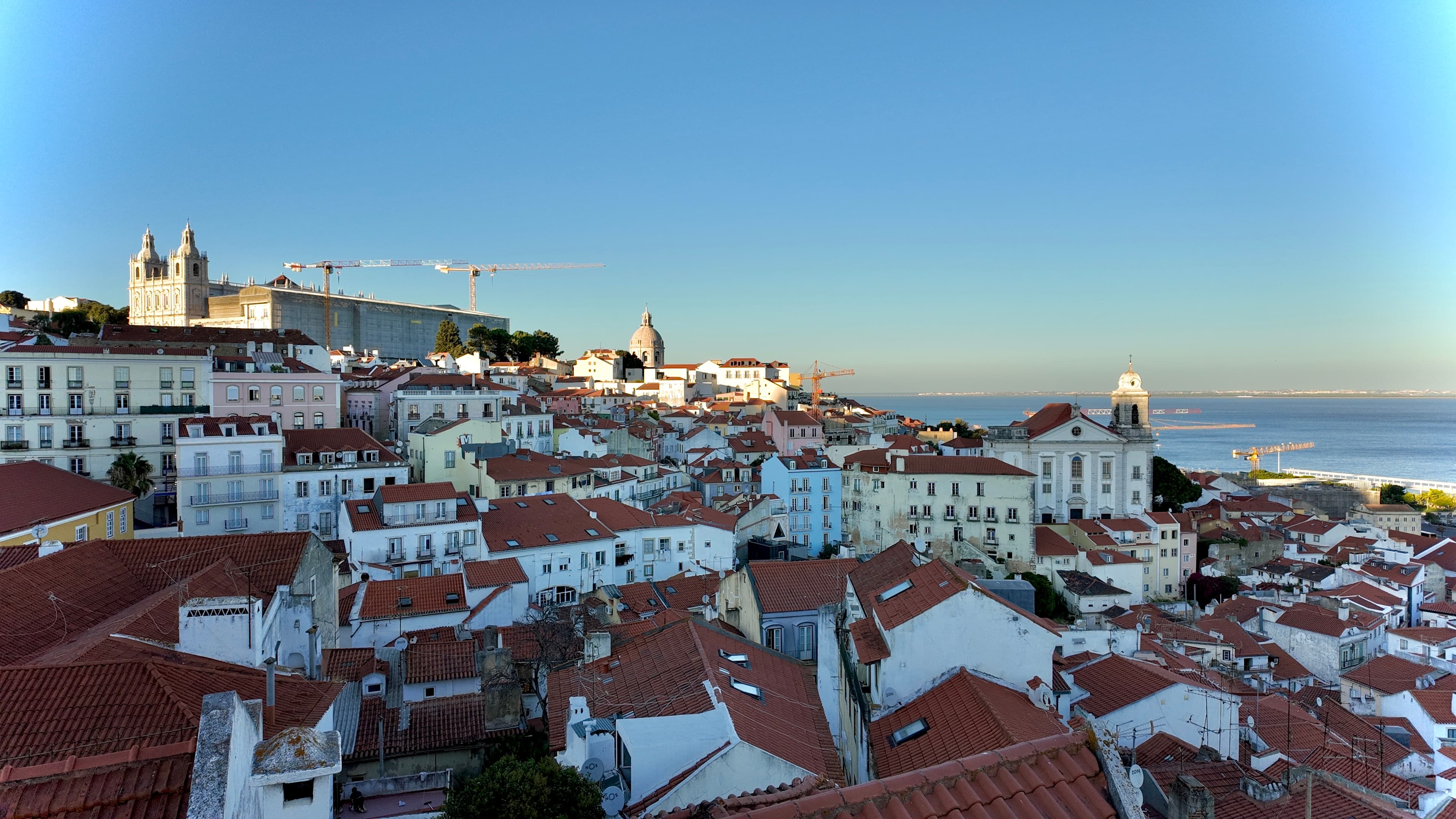 Vista de Alfama y del río Tajo desde un mirador de Lisboa