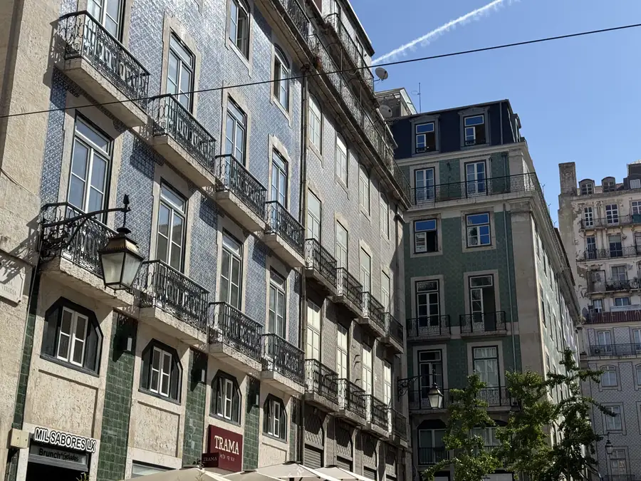Fachadas de azulejos y balcones de Lisboa