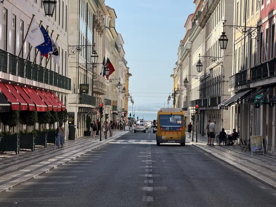 Calle de la Baixa Pombalina descendiendo hacia el río Tajo, en el centro de Lisboa
