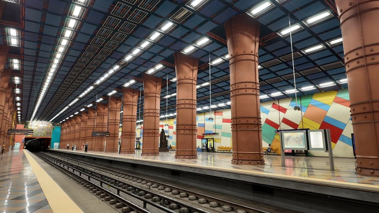 Andén de la estación de Olaias con su columnata monumental y paneles de colores