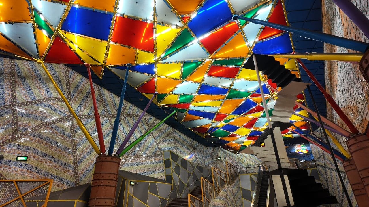 Detalle del techo artístico y la iluminación de la estación de Olaias en Lisboa