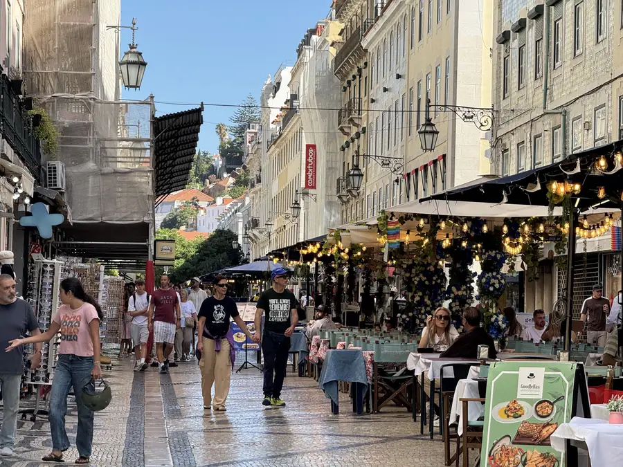 Rua Augusta llena de visitantes y terrazas