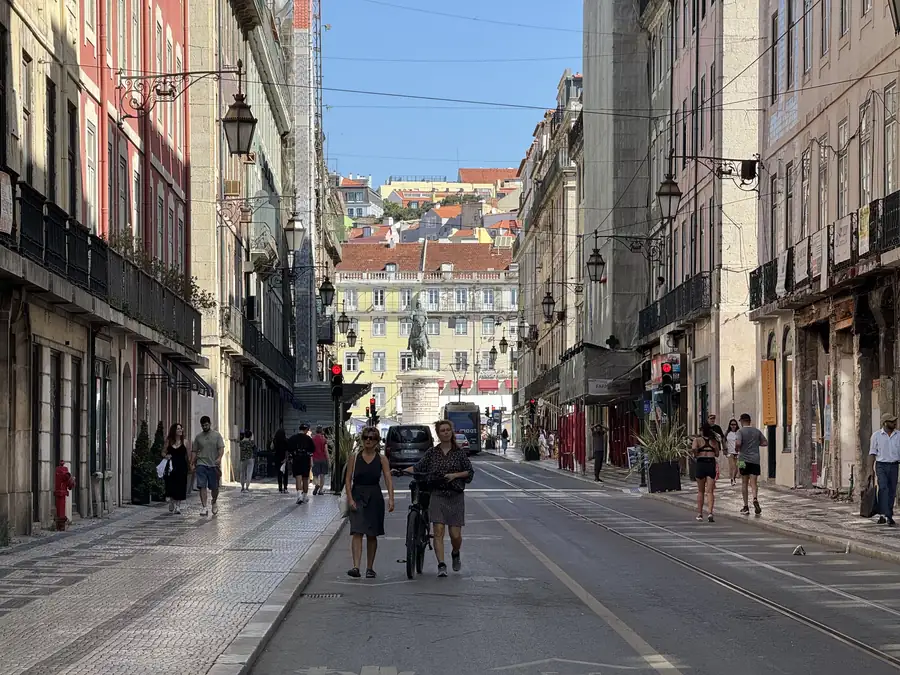 Calle de la Baixa de Lisboa entre fachadas históricas