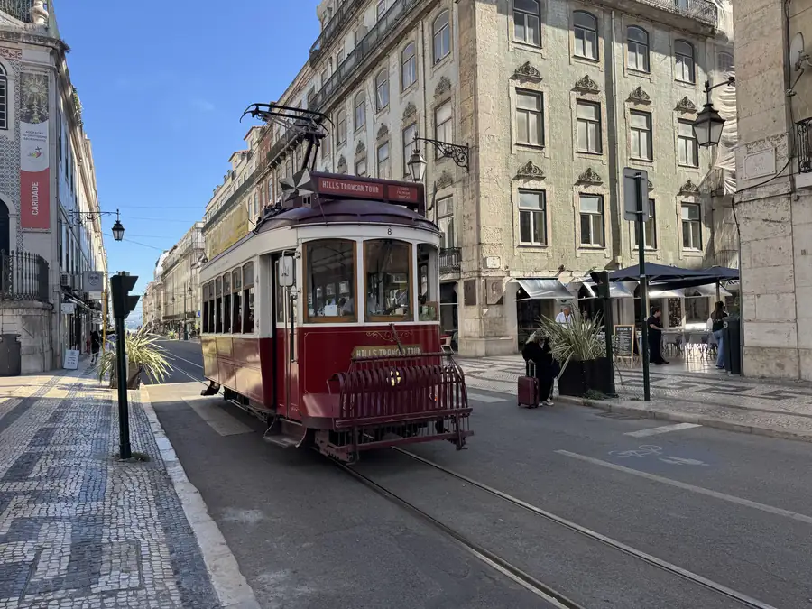 Tranvía en una calle de la Baixa de Lisboa