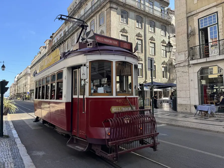 Tranvía amarillo por una calle de la Baixa de Lisboa