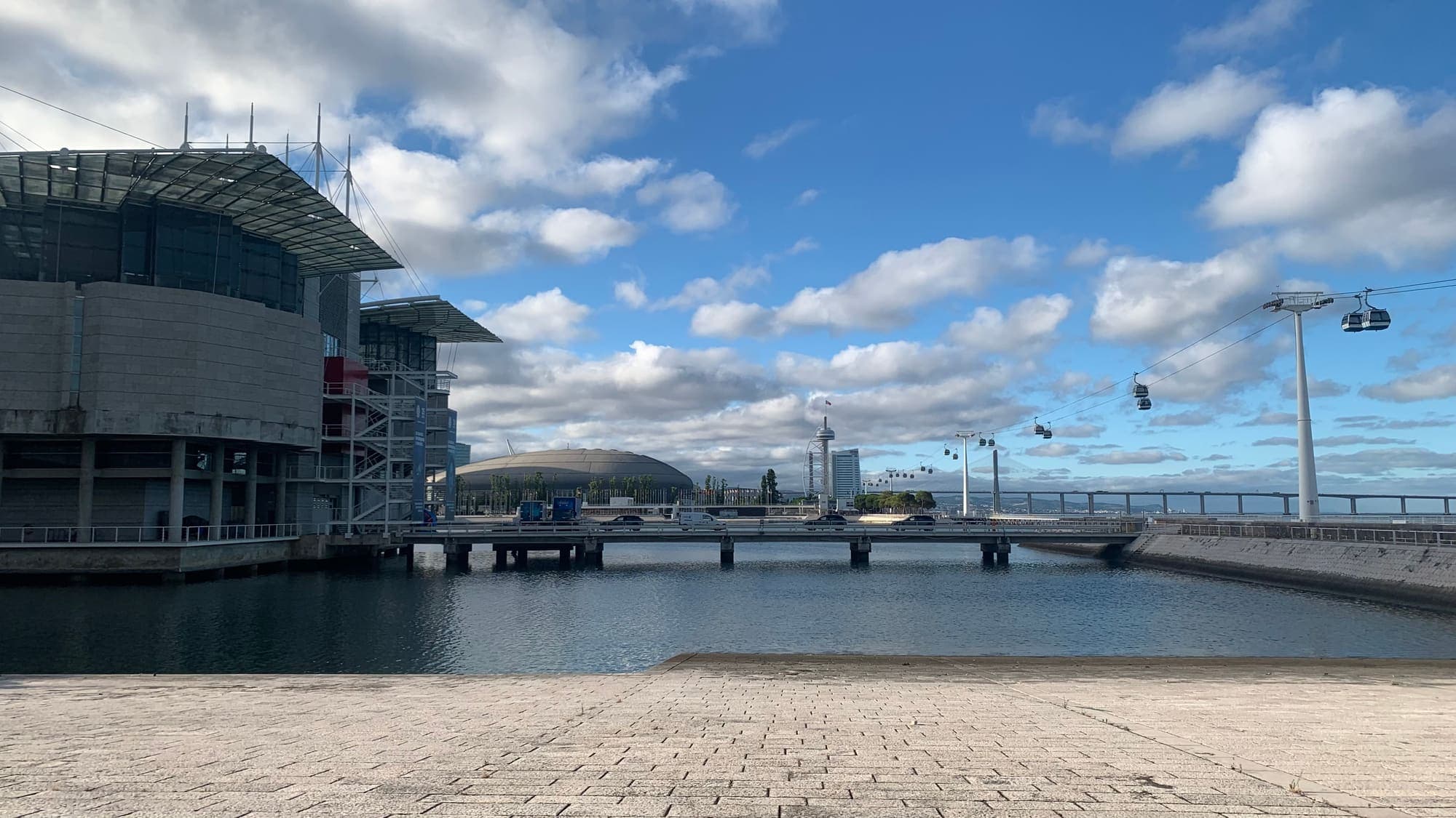 Paseo junto al agua y telecabinas en el Parque das Nações de Lisboa