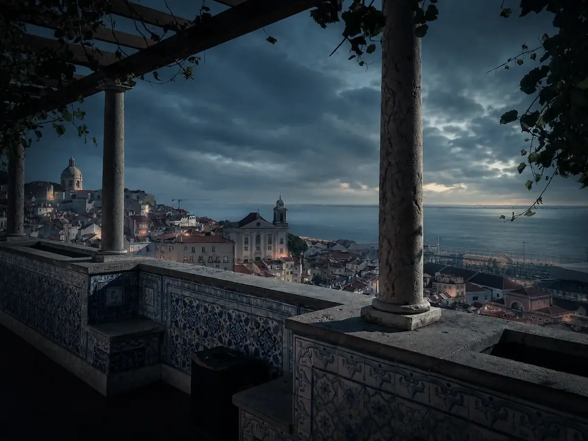 Terraza con azulejos sobre los tejados de Alfama y el río Tajo al anochecer