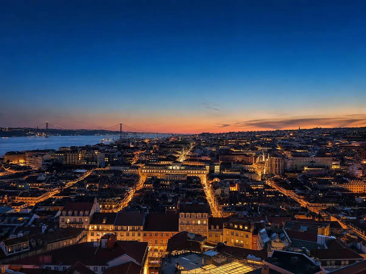 Vista nocturna de la Baixa de Lisboa y el puente 25 de Abril