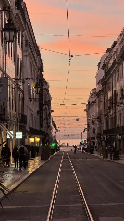 Calle de la Baixa de Lisboa al atardecer